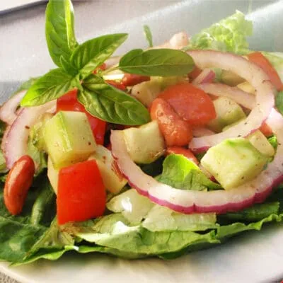 Салат из огурцов и помидоров с тофу и фасолью - рецепт с фото
