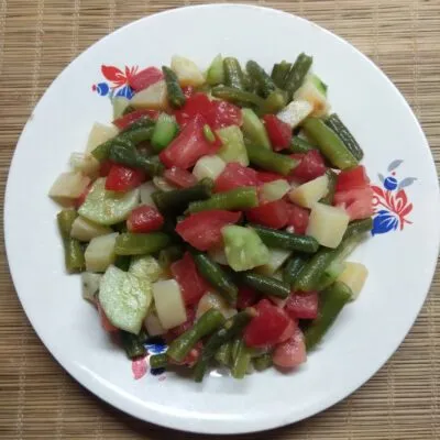 Салат со спаржевой фасолью, картофелем, помидором и огурцом - рецепт с фото