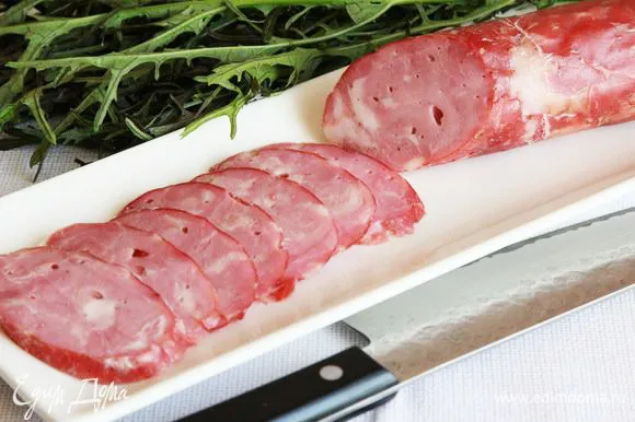Сытное меню: 10 лучших рецептов домашней колбасы от «Едим Дома»