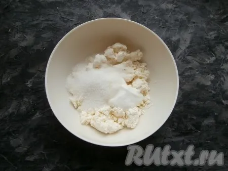 Коржу дать немного остыть, а пока приготовить крем, для этого к творогу добавить сахар, сметану и ванильный сахар. 