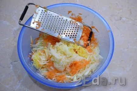 Яблоко (для этого салата лучше брать кисло-сладкое яблочко) очистите от кожуры и сердцевины с семечками, а затем натрите в чашу с морковкой и капустой. 