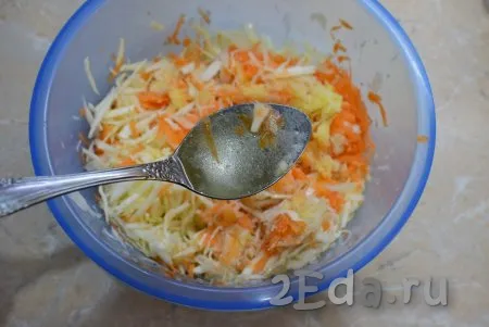Заправьте салат растительным маслом.