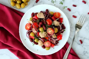 Салат с тунцом и красной фасолью