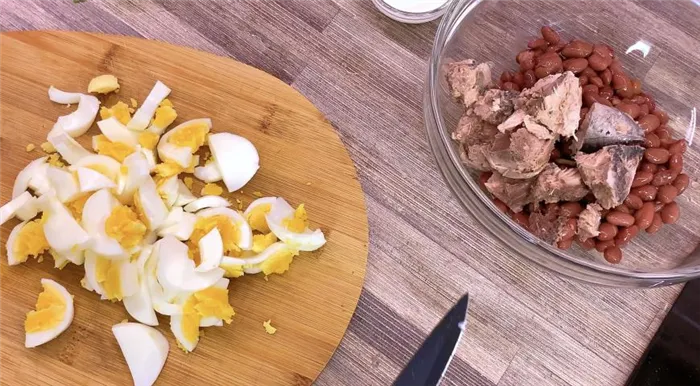 Фото приготовления рецепта: Салат с тунцом консервированным и фасолью, шаг №2