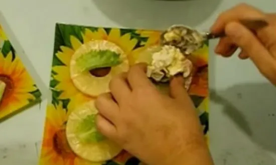 На кольца ананаса раскладываем салат