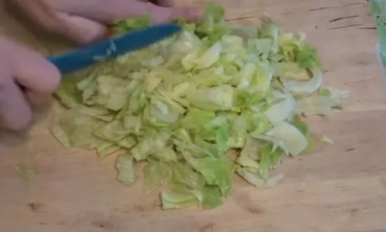 Измельчаем салат Айсберг