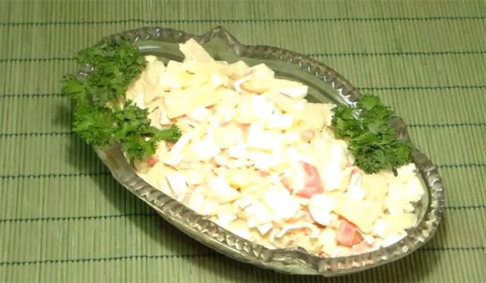 Салат с крабовыми палочками, ананасом и плавленым сыром