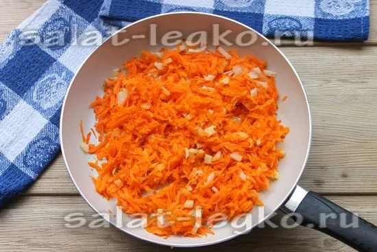 морковку с луком и обжарьте до готовности
