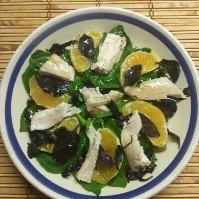 Салат из шпината, курицы, апельсина и базилика - рецепт с фото