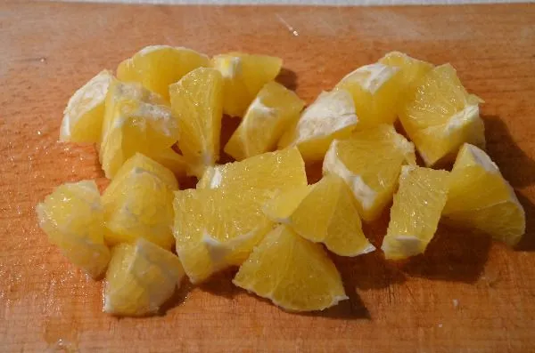 также нарезать кубиком апельсин