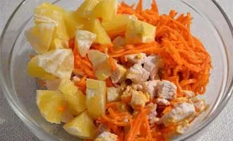 приготовление салата с курицей, апельсином и корейской морковью