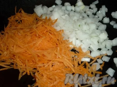 Очистить лук и морковь. Лук нарезать кубиками, морковь натереть на тёрке. 