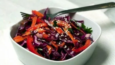 Овощной салат с красной капустой и болгарским перцем