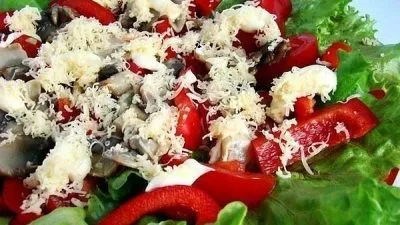 Салат с красным перцем, грибами и курицей