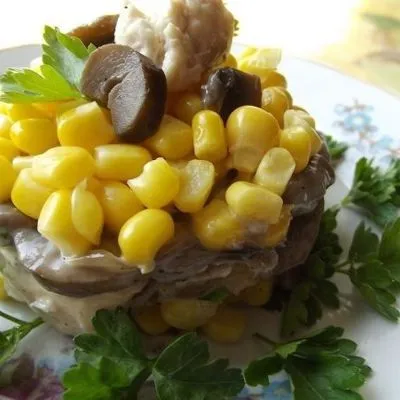 Кукурузный салат с курицей и грибами