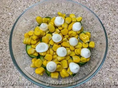 Слоеный салат с жареными шампиньонами, свежим огурцом и кукурузой, Шаг 05