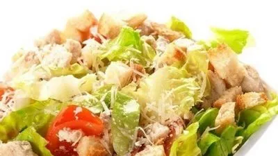 Классический салат «Цезарь» с курицей и сыром пармезан
