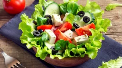 Греческий салат с брынзой по-домашнему