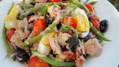 Диетический салат «Нисуаз» с консервированным тунцом