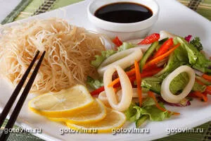 Салат с кальмаром и рисовой лапшой