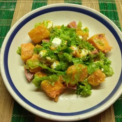 Салат из запеченной тыквы с фетой и колбаской - рецепт с фото