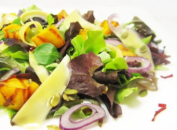 Легкий салат с тыквой и сыром - рецепт с фото