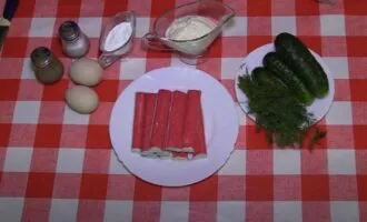 Салат с яичными блинчиками и крабовыми палочками и огурцом