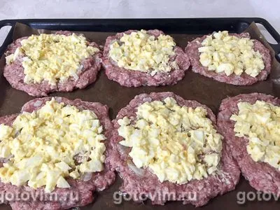 Мясные стожки из фарша с картофелем, яйцом и сыром, Шаг 06