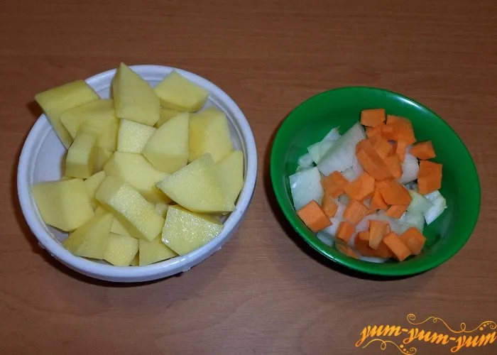 Картофель морковь и лук нарезать кусочками