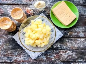 Тарталетки с сыром, ананасом и чесноком - фото шаг 1