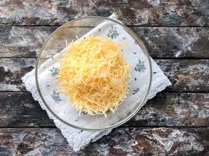Тарталетки с сыром, ананасом и чесноком - фото шаг 2