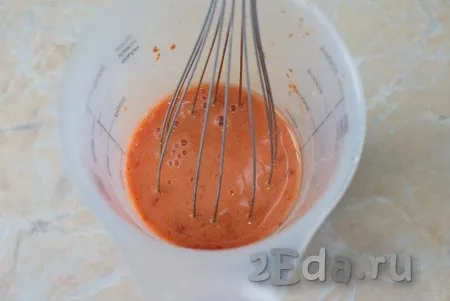 Пока тушатся тефтели, приготовьте томатный соус, для этого в стакан налейте 200 мл воды, всыпьте муку, тщательно перемешайте (удобно перемешивать венчиком), затем добавьте томатную пасту и снова перемешайте, соус должен получиться однородным, без мучных комочков.