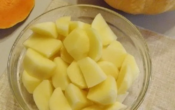 Нарезанный картофель до отваривания