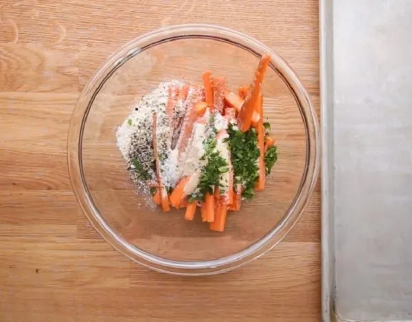 Кусочки моркови с приправами и тёртым сыром в стеклянной ёмкости