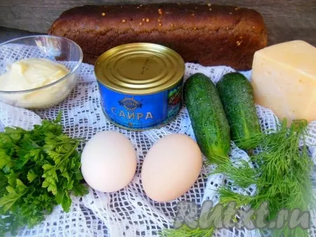 Для приготовления бутербродов с сайрой и яйцами понадобятся вот такие ингредиенты.