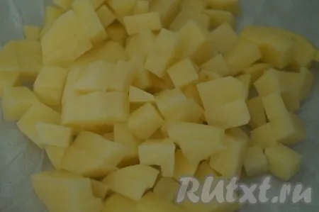 Картофель очистить, нарезать на небольшие кубики и переложить вариться к курице с фасолью. 
