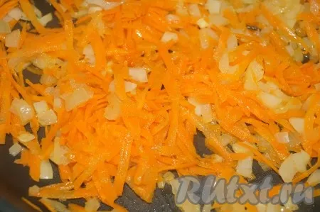 Сделать зажарку: морковь и лук очистить, лук меленько нарезать, а морковь натереть на крупной тёрке, обжарить овощи в небольшом количестве растительного масла, иногда помешивая, до полуготовности. 