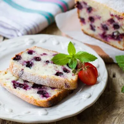 Ванильный кекс с ягодами черной смородины - рецепт с фото