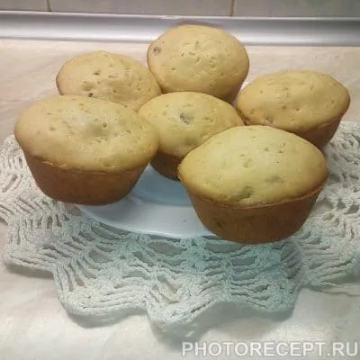 Домашние кексы с изюмом на кефире - рецепт с фото