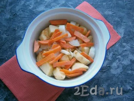 На картошку выложить нарезанный произвольно репчатый лук и нарезанную брусочками морковь.