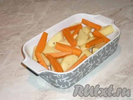 Поверх картофеля выложить морковные брусочки. Посолить и поперчить по вкусу. 