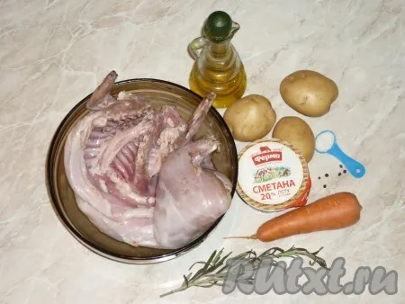 Ингредиенты для приготовления кролика с картошкой и сметаной в духовке