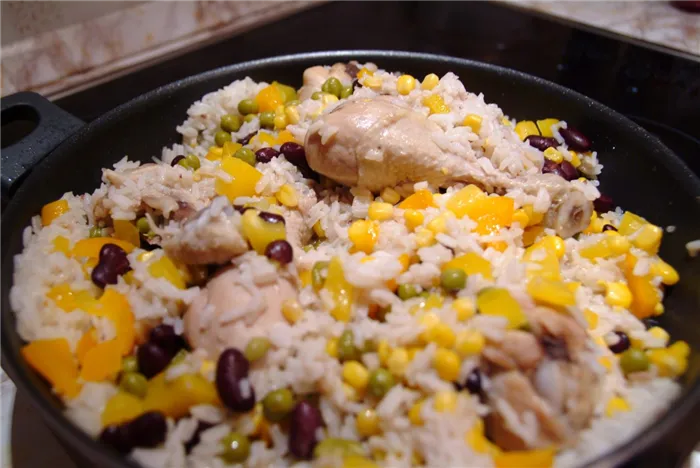 Рис с курицей и на сковороде и кукурузой