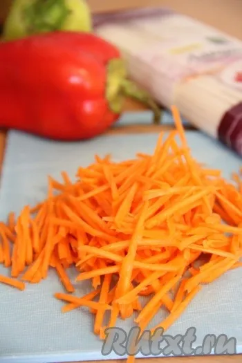 Очищенную морковь натереть на тёрке для моркови по-корейски.