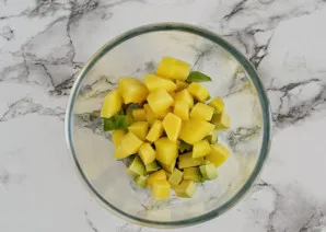 Салат с авокадо и манго - фото шаг 3