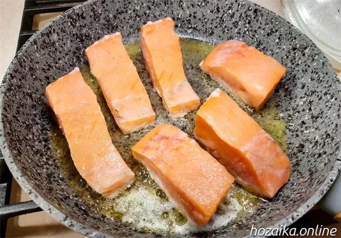 ломтики лосося на сковороде