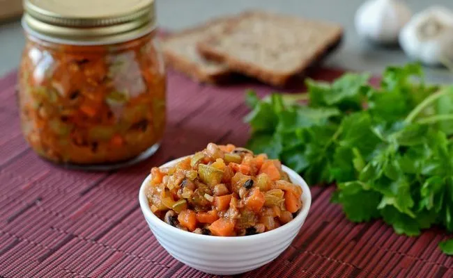 Фасоль в томатном соусе с луком и морковью по-монастырски