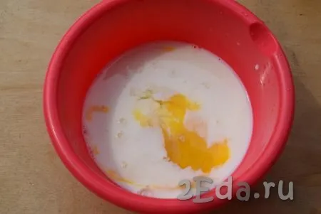 В это время яйца соединяем с молоком и солью.
