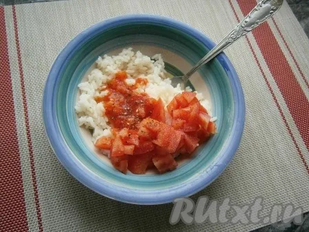 Добавить к рису томатный соус, нарезанный небольшими кусочками свежий помидор, соль и чёрный молотый перец по вкусу, перемешать. 
