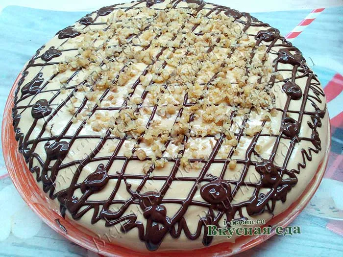 Вкусный бисквитный торт с орехами и вареной сгущенкой